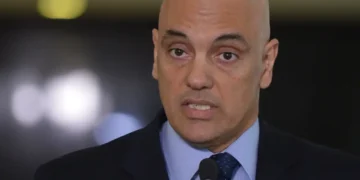 Estadão e Gazeta do Povo pedem saída de Moraes do STF