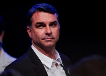 Flávio Bolsonaro recebe apoio em culto na Celeiro