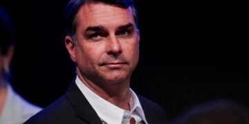 Flávio Bolsonaro recebe apoio em culto na Celeiro