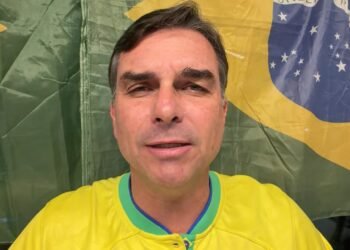 Flávio Bolsonaro lançará canal de TV 24h no YouTube