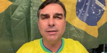Flávio Bolsonaro lançará canal de TV 24h no YouTube