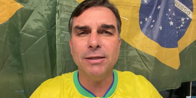 Flávio Bolsonaro lançará canal de TV 24h no YouTube