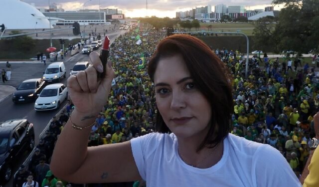 Michelle Bolsonaro permanece em Brasília e não vai a ato na Paulista