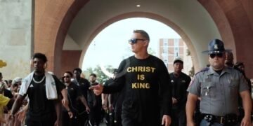 Técnico de futebol dos EUA usa camisa ‘Christ is King’
