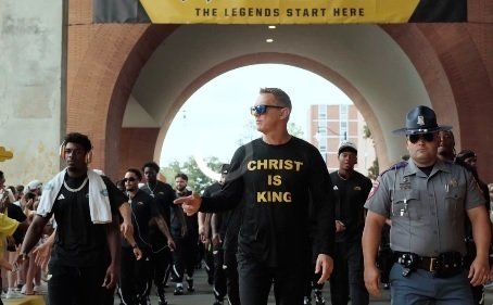 Técnico de futebol dos EUA usa camisa ‘Christ is King’
