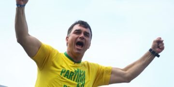 Flávio Bolsonaro lidera previsões eleitorais no Polymarket