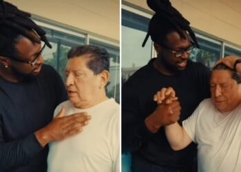 Ex-jogador da NFL batiza 8 detentos em prisão nos EUA