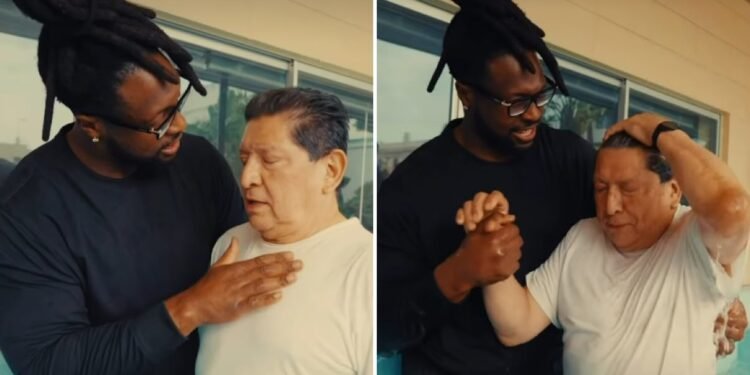 Ex-jogador da NFL batiza 8 detentos em prisão nos EUA