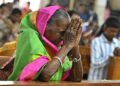 Família cristã na Índia forçada a rituais hindus em funeral