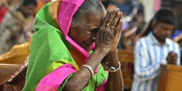 Família cristã na Índia forçada a rituais hindus em funeral