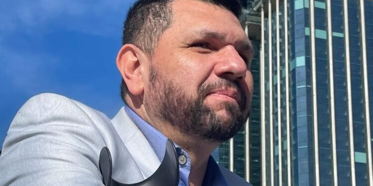 Oswaldo Eustáquio registra candidatura a deputado federal