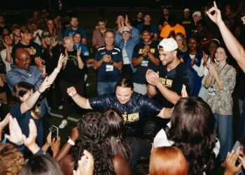 Atletas batizam 50 pessoas em evento evangelístico nos EUA