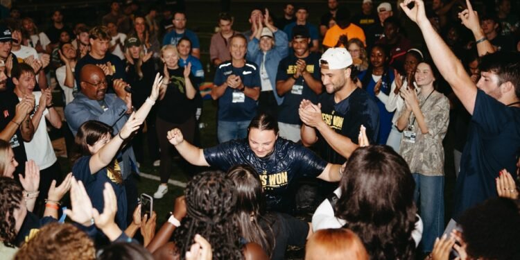 Atletas batizam 50 pessoas em evento evangelístico nos EUA