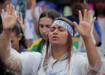 Maioria dos evangélicos rejeita política durante cultos
