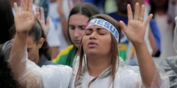 Maioria dos evangélicos rejeita política durante cultos
