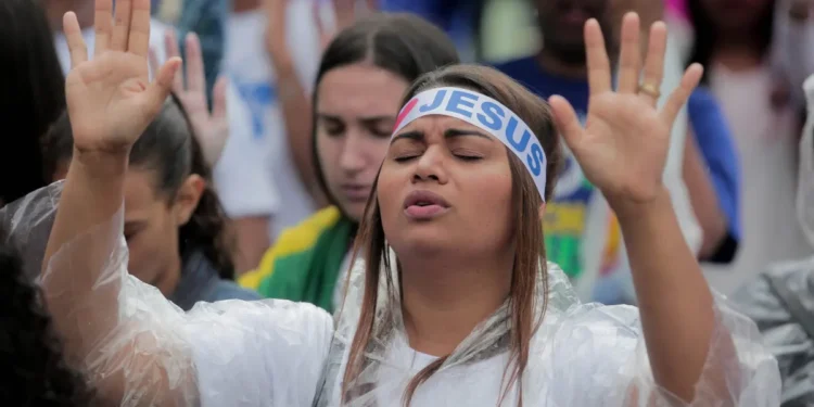 Maioria dos evangélicos rejeita política durante cultos