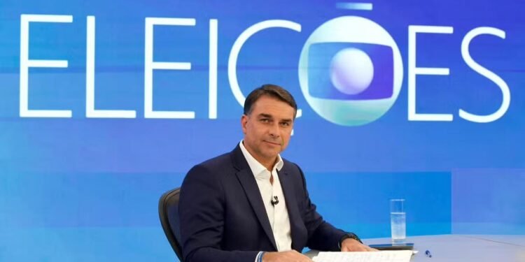 Flávio pede prisão de coordenador da Secom por fake news