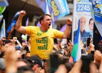Flávio Bolsonaro confirma presença em debate na TV Globo