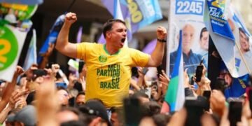Flávio Bolsonaro confirma presença em debate na TV Globo