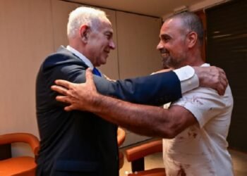 Copiloto tenta derrubar avião da Flydubai em voo para Israel