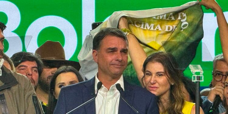 Flávio usou jatinho ligado à Vorcaro em viagem em 2025, diz revista