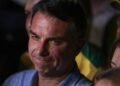 Fuga e carta golpista ampliam isolamento de Flávio Bolsonaro