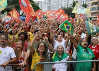 Ato em apoio à democracia e a Lula reúne milhares em Copacabana