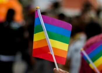 Número de adolescentes que se identificam como gays ou bissexuais cai nos EUA