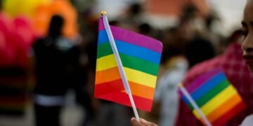 Número de adolescentes que se identificam como gays ou bissexuais cai nos EUA