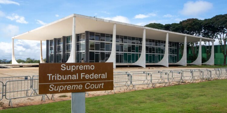 Homem é preso ao tentar inavadir a sede do STF em Brasília