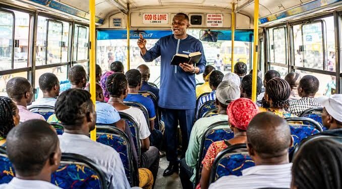 Gana reforça proibição de pregações em ônibus públicos
