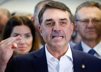 Flávio Bolsonaro critica incapacidade de Lula para atrair investimentos