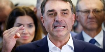 Flávio Bolsonaro critica incapacidade de Lula para atrair investimentos