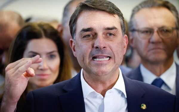 Flávio Bolsonaro critica incapacidade de Lula para atrair investimentos