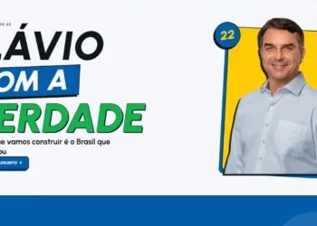 Flávio Bolsonaro lança site contra fake news no 2º turno
