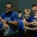 Pastor batiza pai de 81 anos após 35 anos de oração