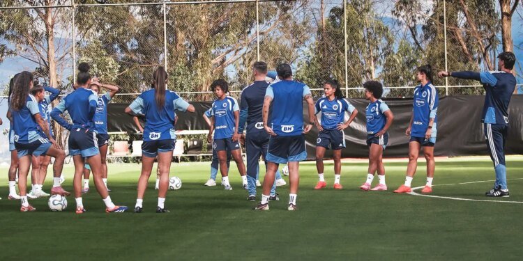 Libertadores Feminina: Cruzeiro resiste à altitude e vence na estreia