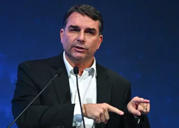 Avião que supostamente levaria Flávio Bolsonaro não decolou