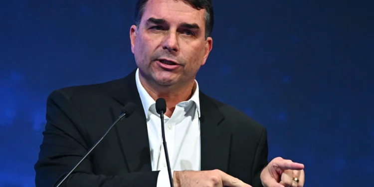 Avião que supostamente levaria Flávio Bolsonaro não decolou