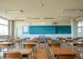 Professor demitido em SC por maquiar meninos em escola
