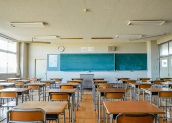 Professor demitido em SC por maquiar meninos em escola
