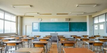 Professor demitido em SC por maquiar meninos em escola