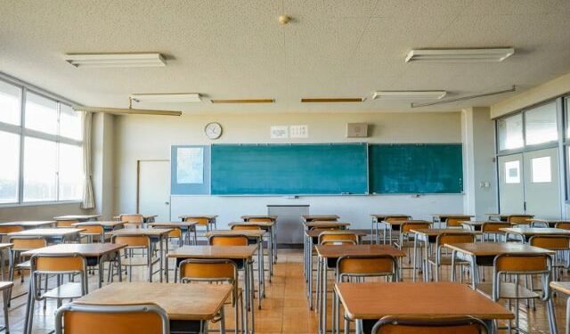 Professor demitido em SC por maquiar meninos em escola