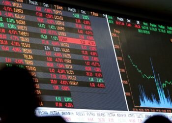 Dólar cai a R$ 5, e bolsa sobe quase 8% após primeiro turno