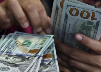 Dólar cai quase 1%, e Ibovespa recua após tombo eleitoral