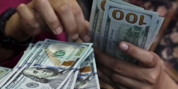 Dólar cai quase 1%, e Ibovespa recua após tombo eleitoral