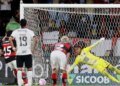 Gol nos acréscimos assegura Flamengo na liderança do Brasileirão
