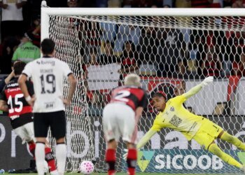 Gol nos acréscimos assegura Flamengo na liderança do Brasileirão