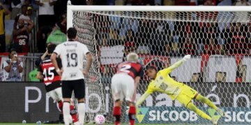 Gol nos acréscimos assegura Flamengo na liderança do Brasileirão