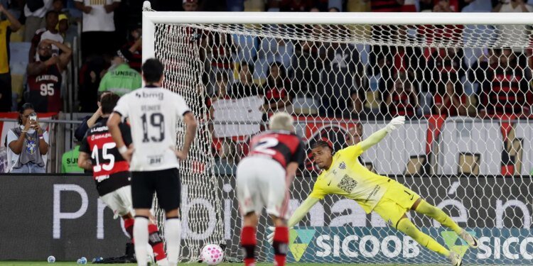 Gol nos acréscimos assegura Flamengo na liderança do Brasileirão